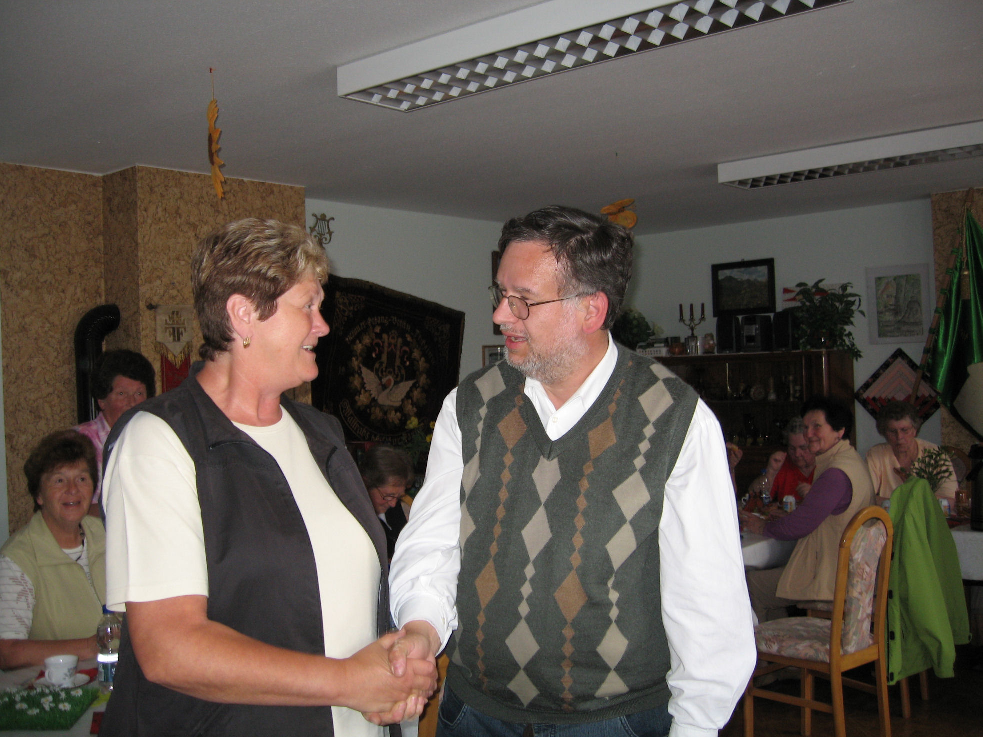 Anette Pfumfel mit Filmvorfhrer Seifert